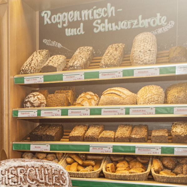 Regal mit Roggenmisch- und Schwarzbroten