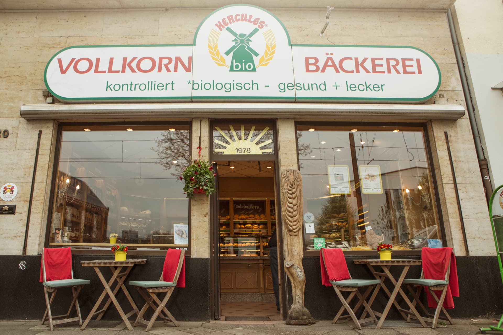 Eingang der Hercules Bäckerei in der Ulmenstraße 120 in Düsseldorf